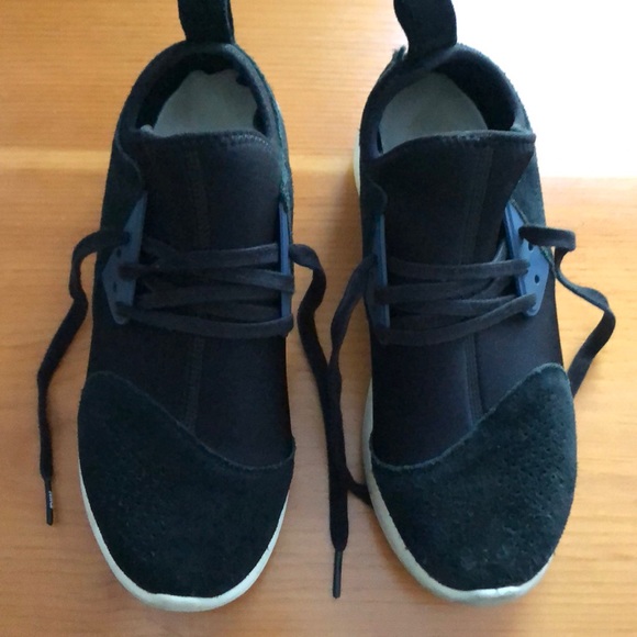 Nike Shoes - Nike black sneakers 7.5